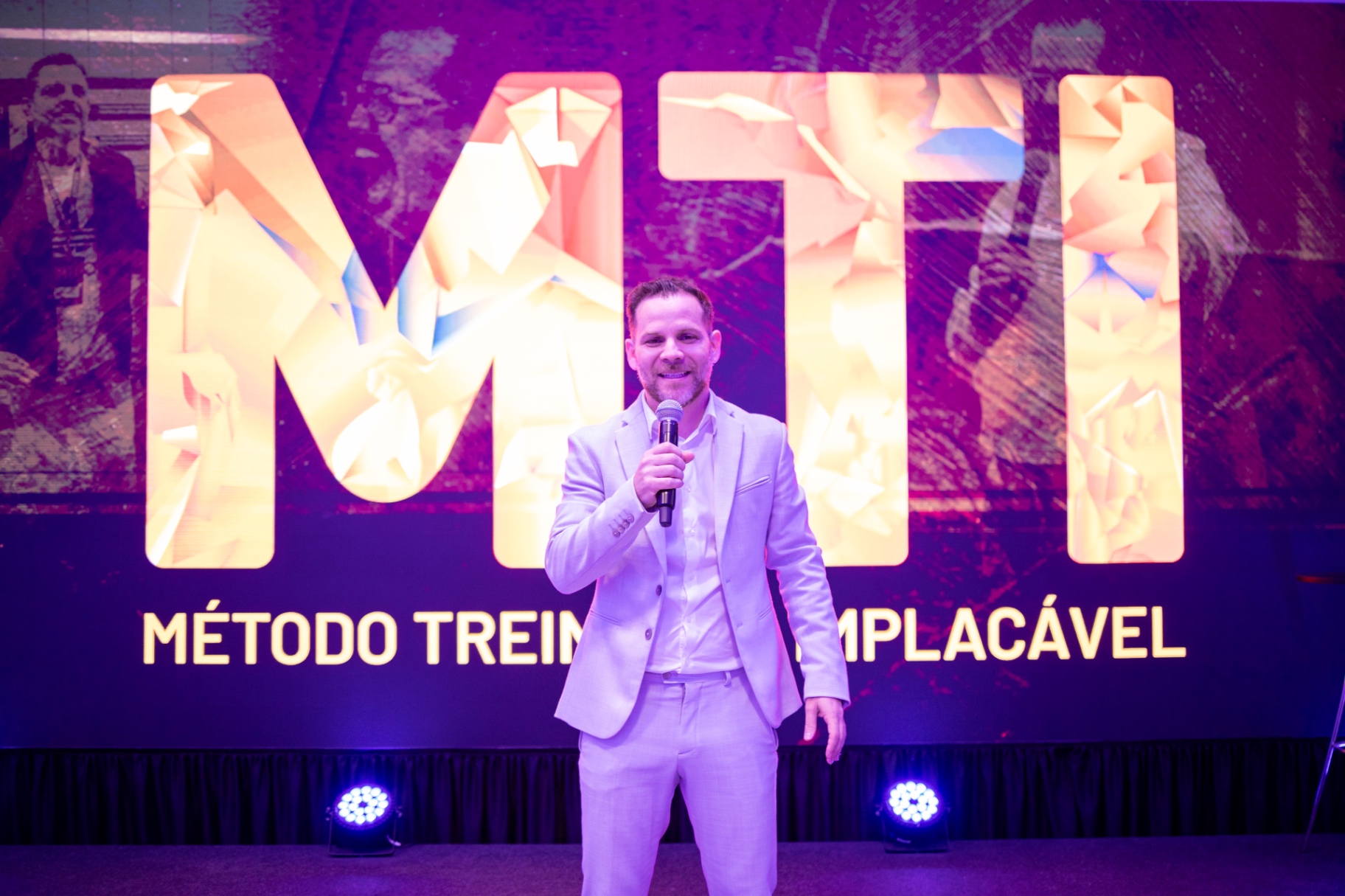 Tiago Marins em evento corporativo
